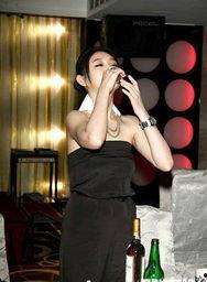 明星独自喝酒素材视频,星光下的孤独酒语