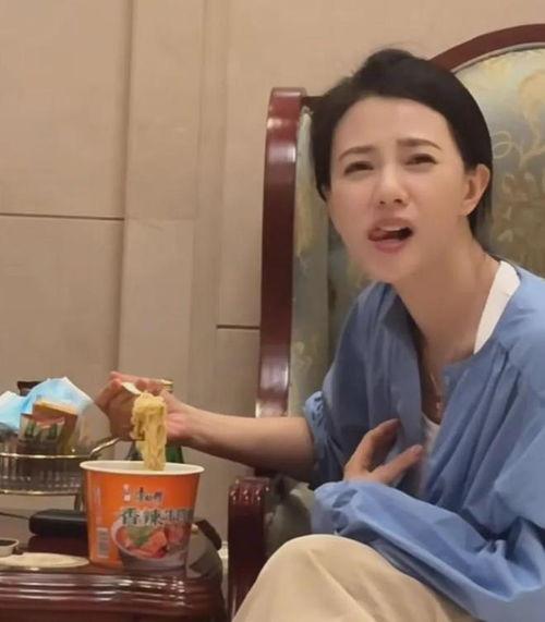 女明星吃方便面的视频