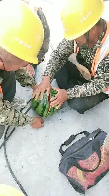 在工地吃瓜喝水,吃瓜喝水，清凉一夏