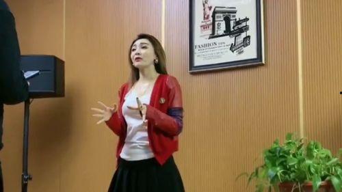 网红老师唱得好听,歌声传遍网络