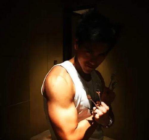 阳光肌肉男明星,健身塑形，魅力四溢的健美典范