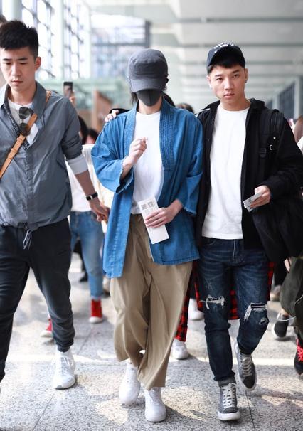 明星带口罩出行图片,防疫意识彰显社会责任