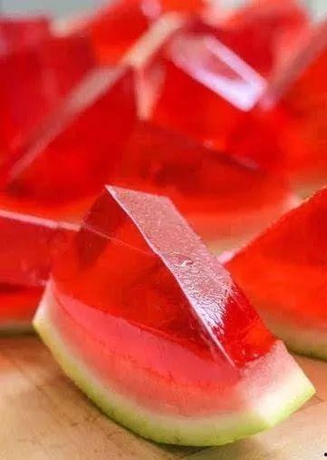 吃西瓜果冻连瓜都吃,尽享夏日清新，连瓜带汁一网打尽