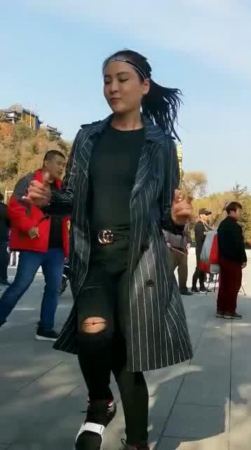 网红姐妹跳鬼步舞视频,燃爆网络！